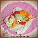 DOUDOU ET COMPAGNIE SOS OURS PLAT ECRU COLERETTE ORANGE VERT