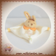 DOUDOU ET COMPAGNIE SOS LAPIN BEIGE PLAT VELOURS ECRU COL ORANGE