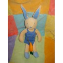 VULLI DOUDOU LAPIN CLAIR JARDINIER BLEU CAROTTE