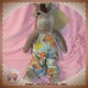 MOULIN ROTY DOUDOU CHEVAL MARRON SALOPETTE FLEUR SOS