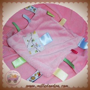 SOS DOUDOU MOUCHOIR PLAT ROSE ETIQUETTES FLEURS