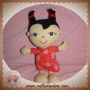 EBULOBO SOS DOUDOU POUPEE ASIATIQUE ROBE ROUGE FLEUR