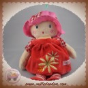 QUE DU BONHEUR SOS DOUDOU POUPEE ROBE ROUGE FLEUR CHAPEAU ROSE