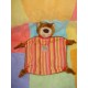 SIGIKID DOUDOU PELUCHE OURS MARRON PLAT TISSU RAYE ORANGE ROSE