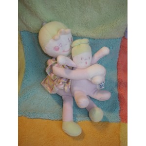 SUCRE D'ORGE DOUDOU POUPEE FILLE AVEC BEBE MAUVE ROSE