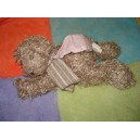 CADES DOUDOU OURS POIL ALLONGE GRIS TAUPE ECHARPE ROSE