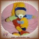 DOUDOU ET COMPAGNIE OURS ARLEQUIN JAUNE ROUGE BLEU 32 CM